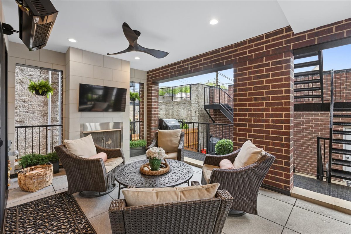 1922 W Belmont Avenue Unit: 1