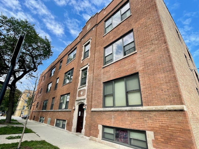 1520 W Winona Street Unit: 2