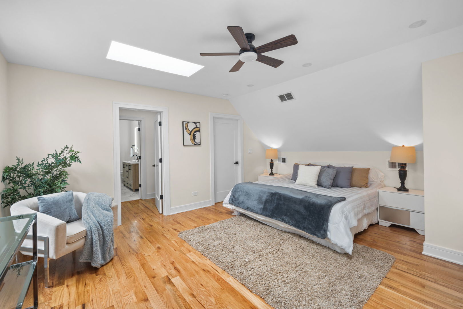 4250 N Whipple Street