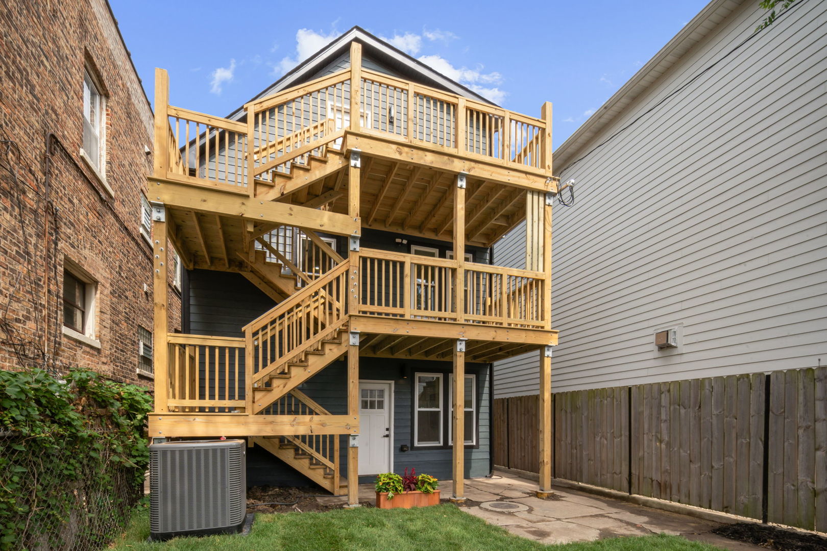 4250 N Whipple Street