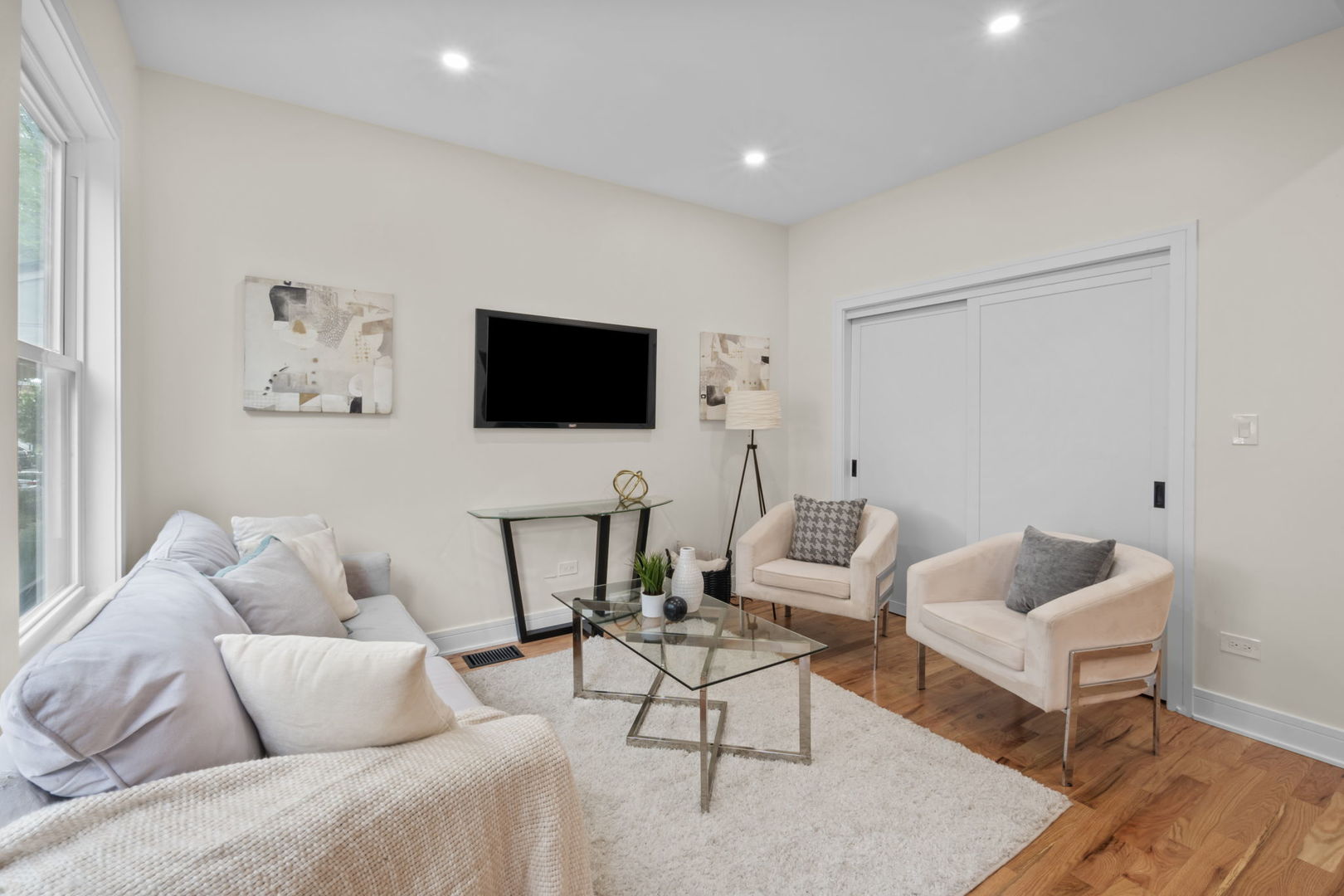 4250 N Whipple Street