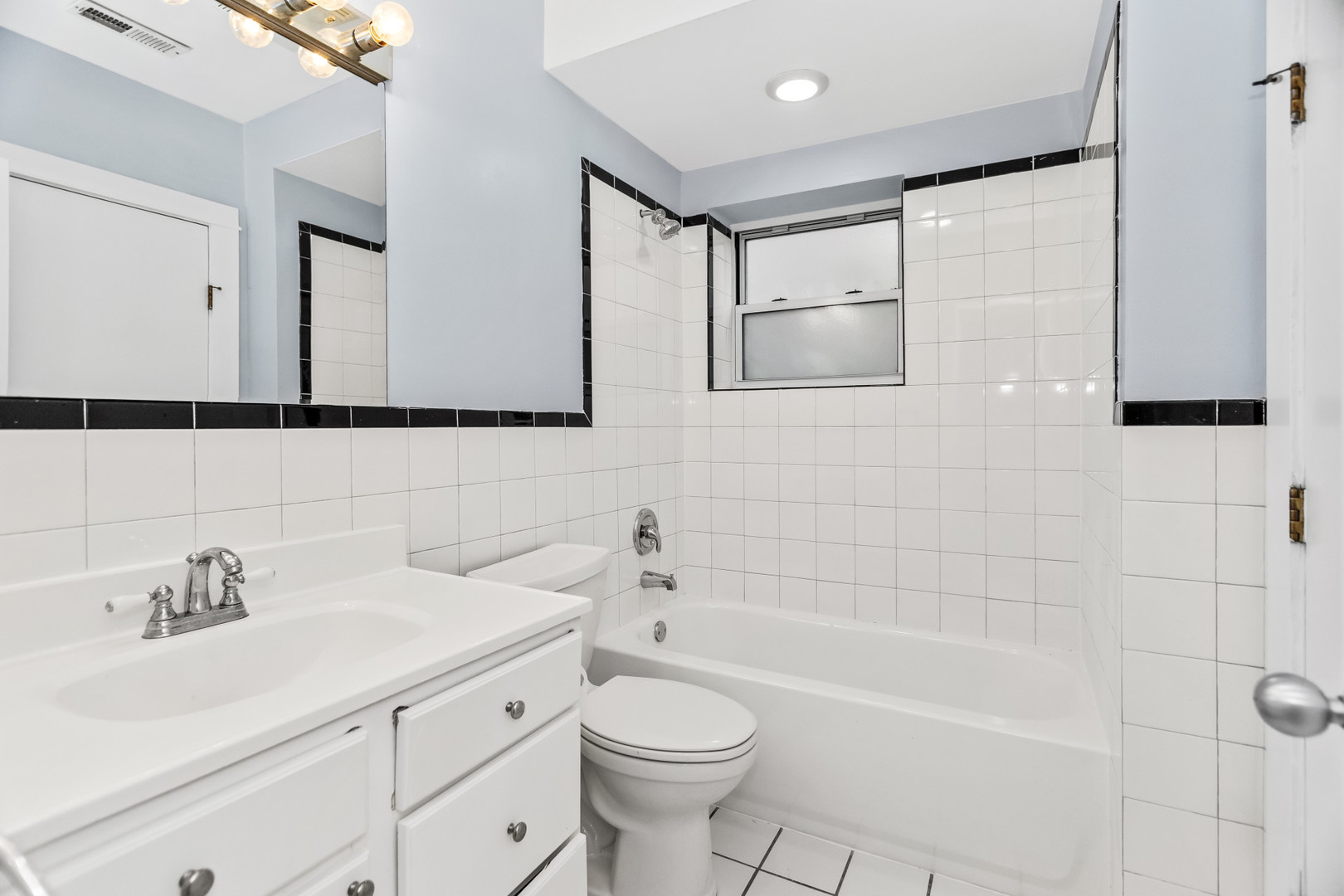 1633 W Estes Avenue Unit: 1E