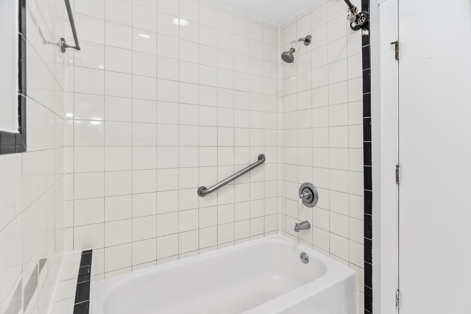 1633 W Estes Avenue Unit: 1E