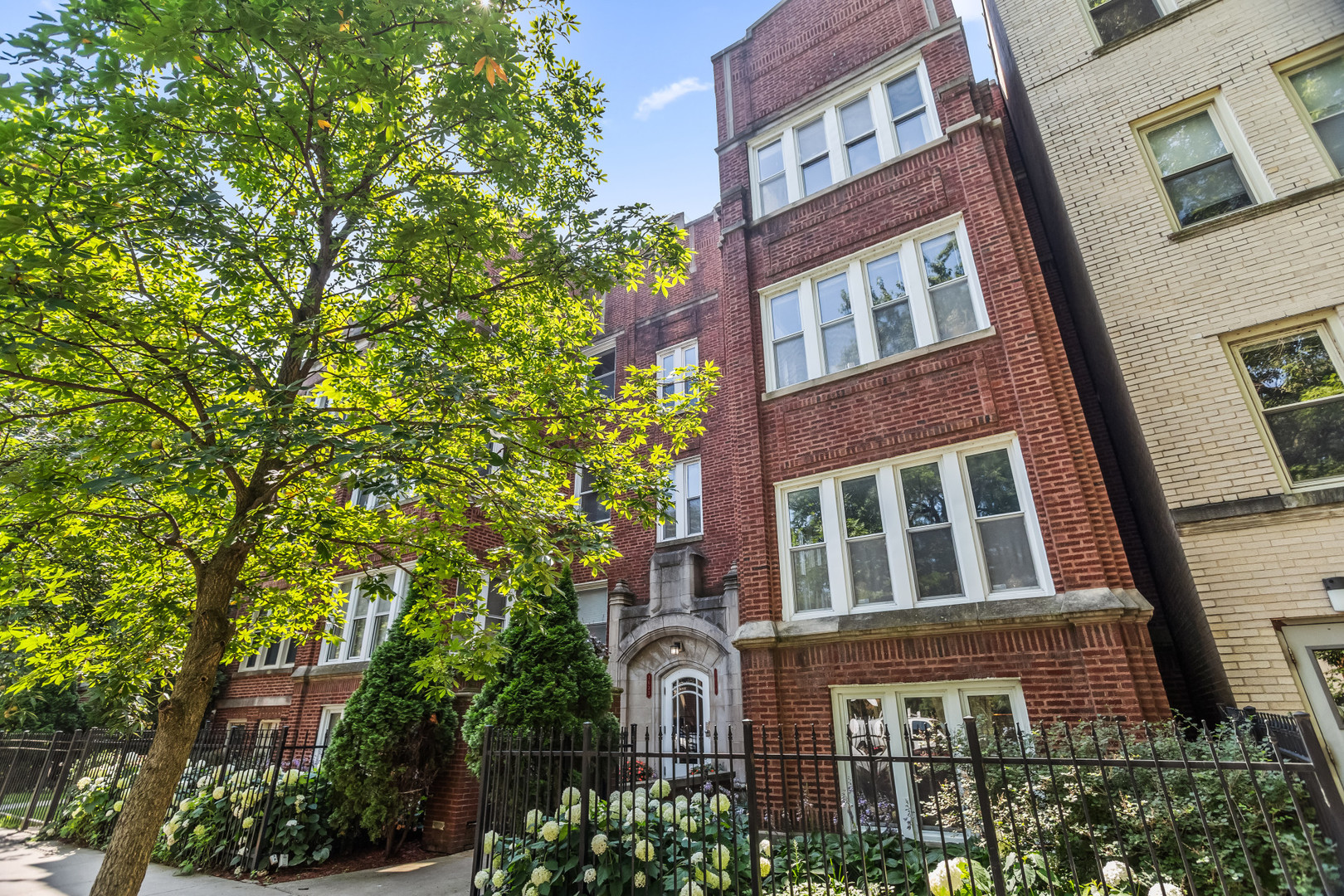 1633 W Estes Avenue Unit: 1E