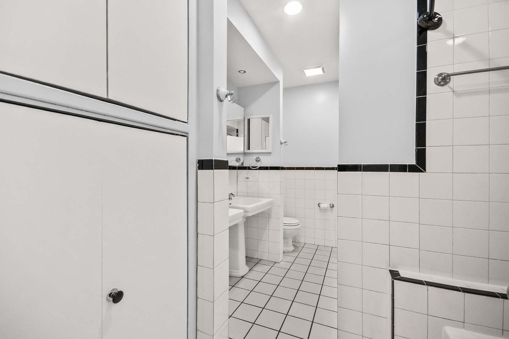 1633 W Estes Avenue Unit: 1E