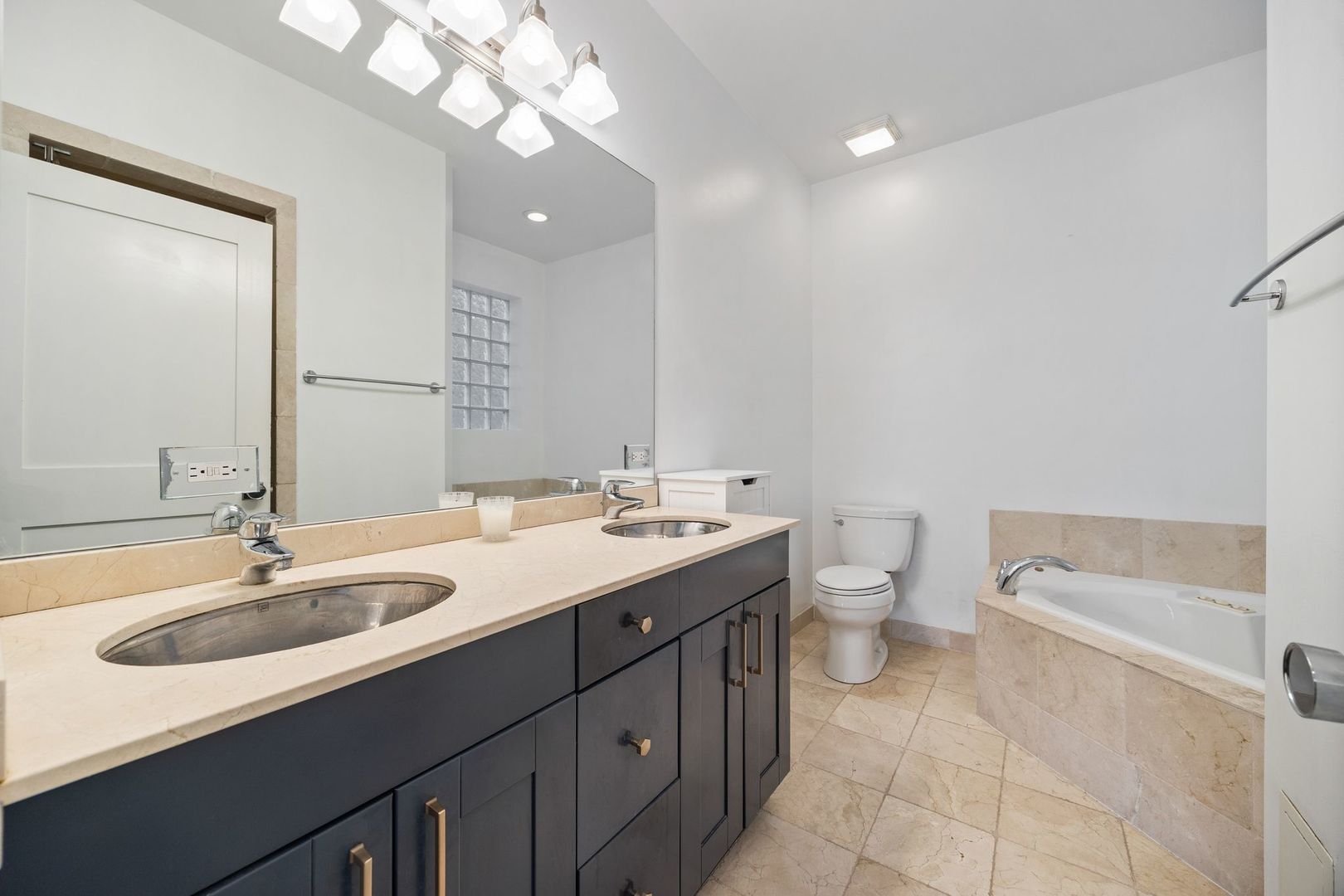 1030 N Hermitage Avenue Unit: 1