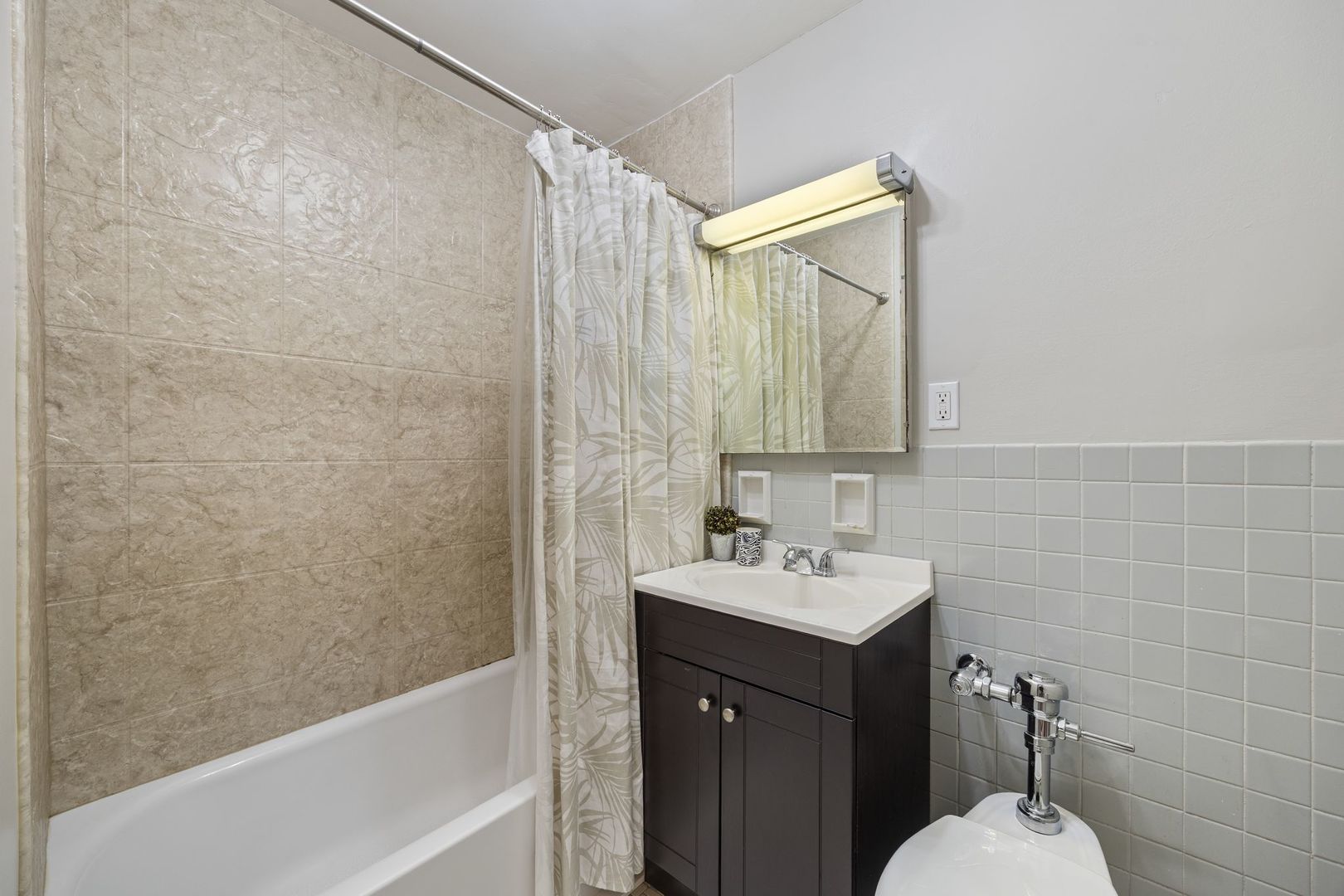 2930 N Sheridan Road Unit: 710