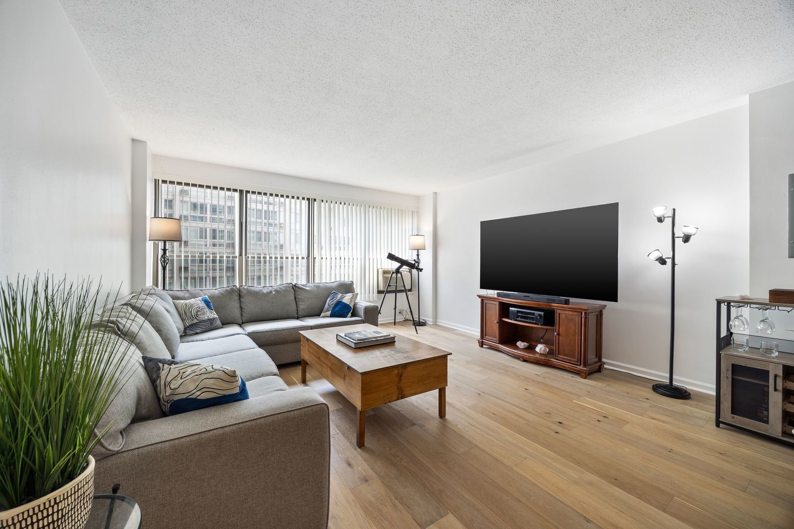 2930 N Sheridan Road Unit: 710