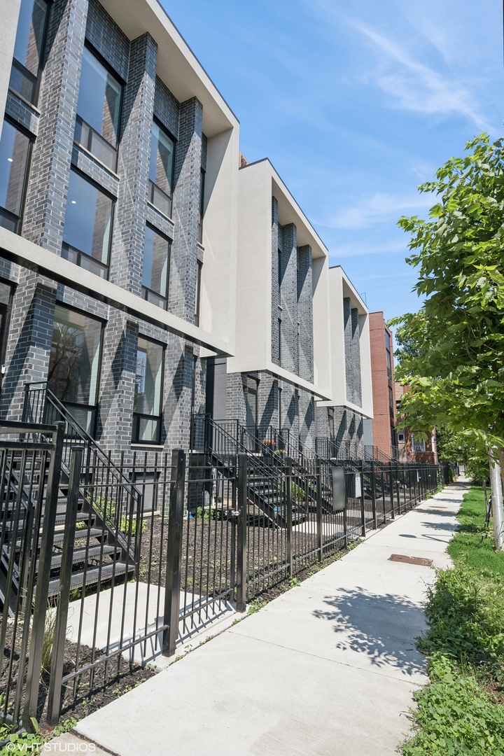 3022 W Lyndale Street Unit: 2