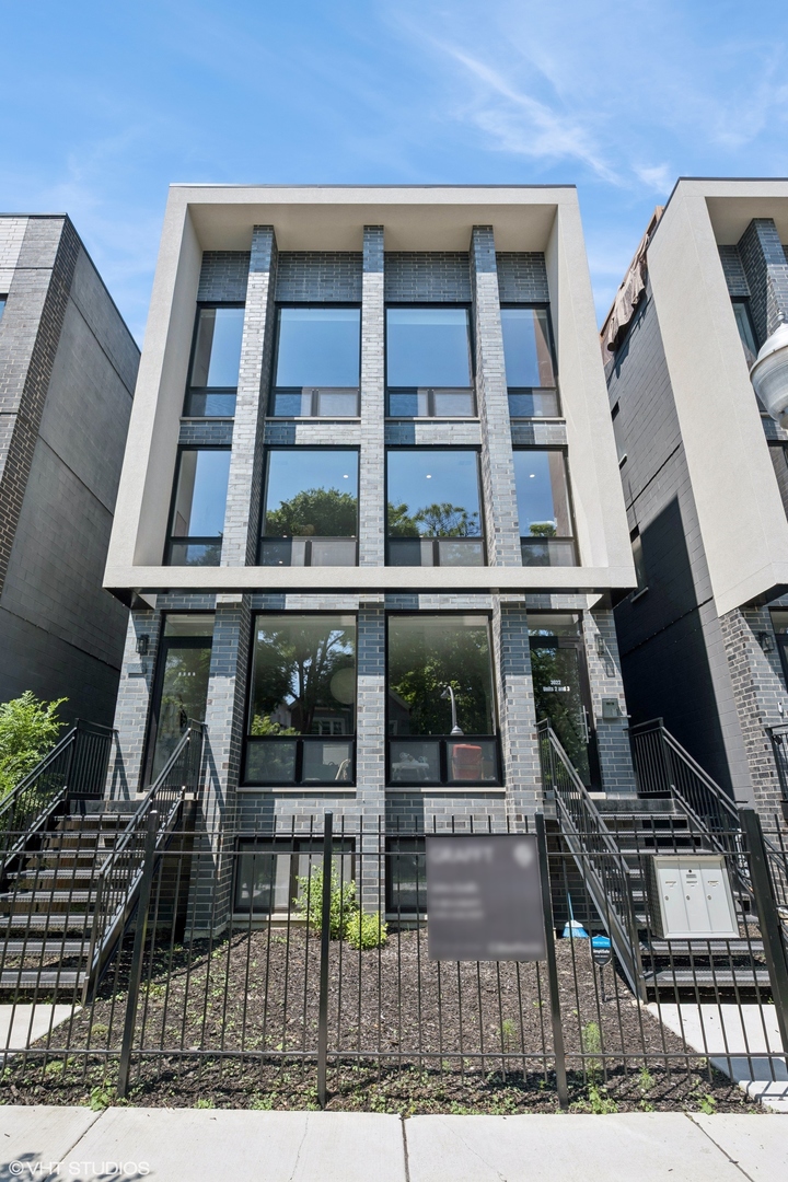 3022 W Lyndale Street Unit: 2