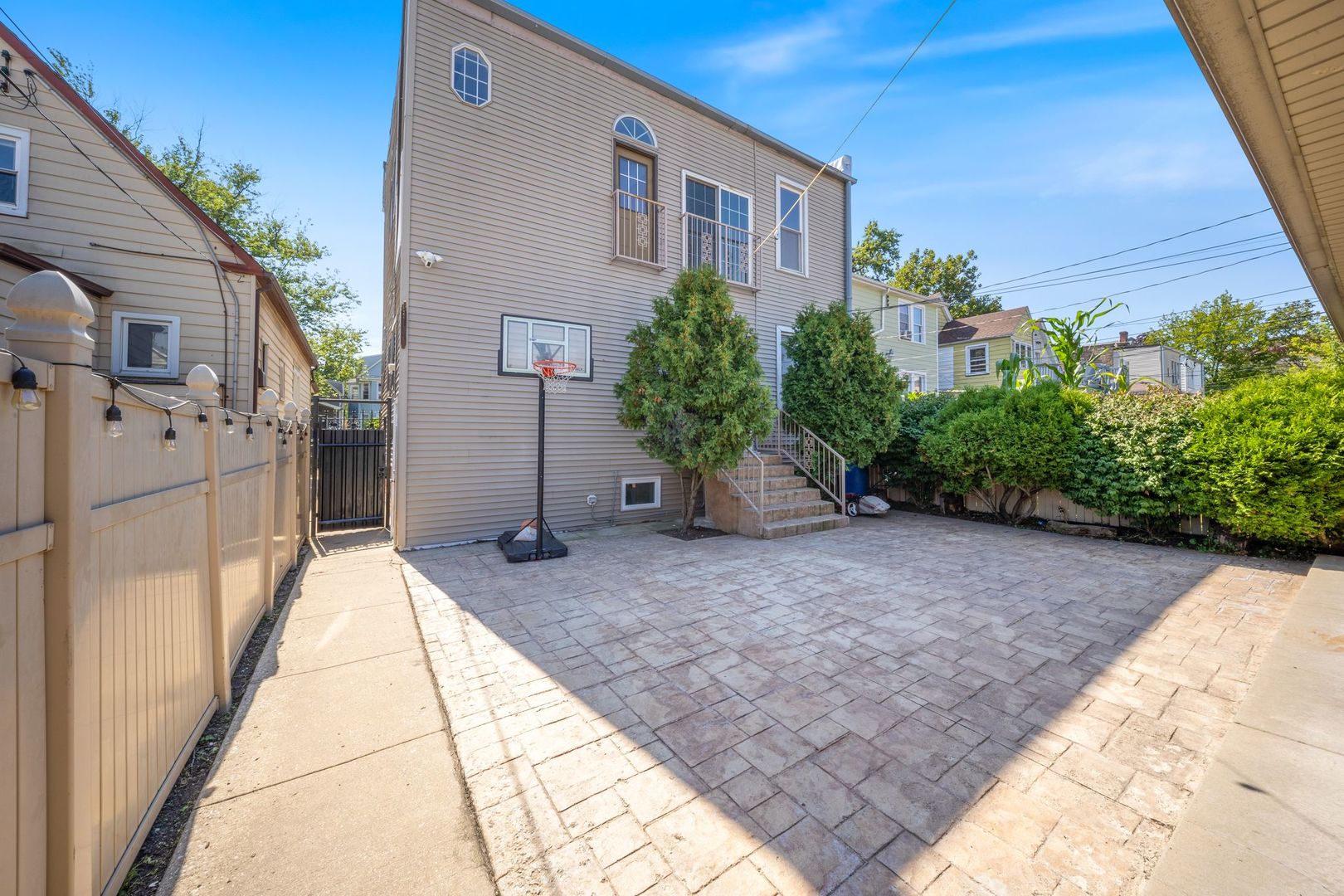 3734 W Sunnyside Avenue