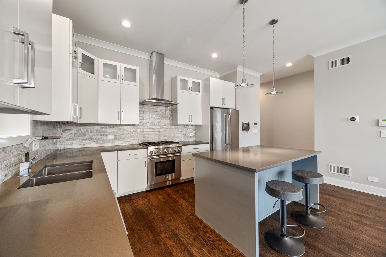 3035 W Belmont Avenue Unit: 3E