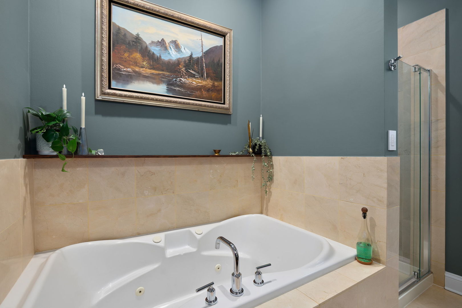 827 W BRADLEY Place Unit: 2E