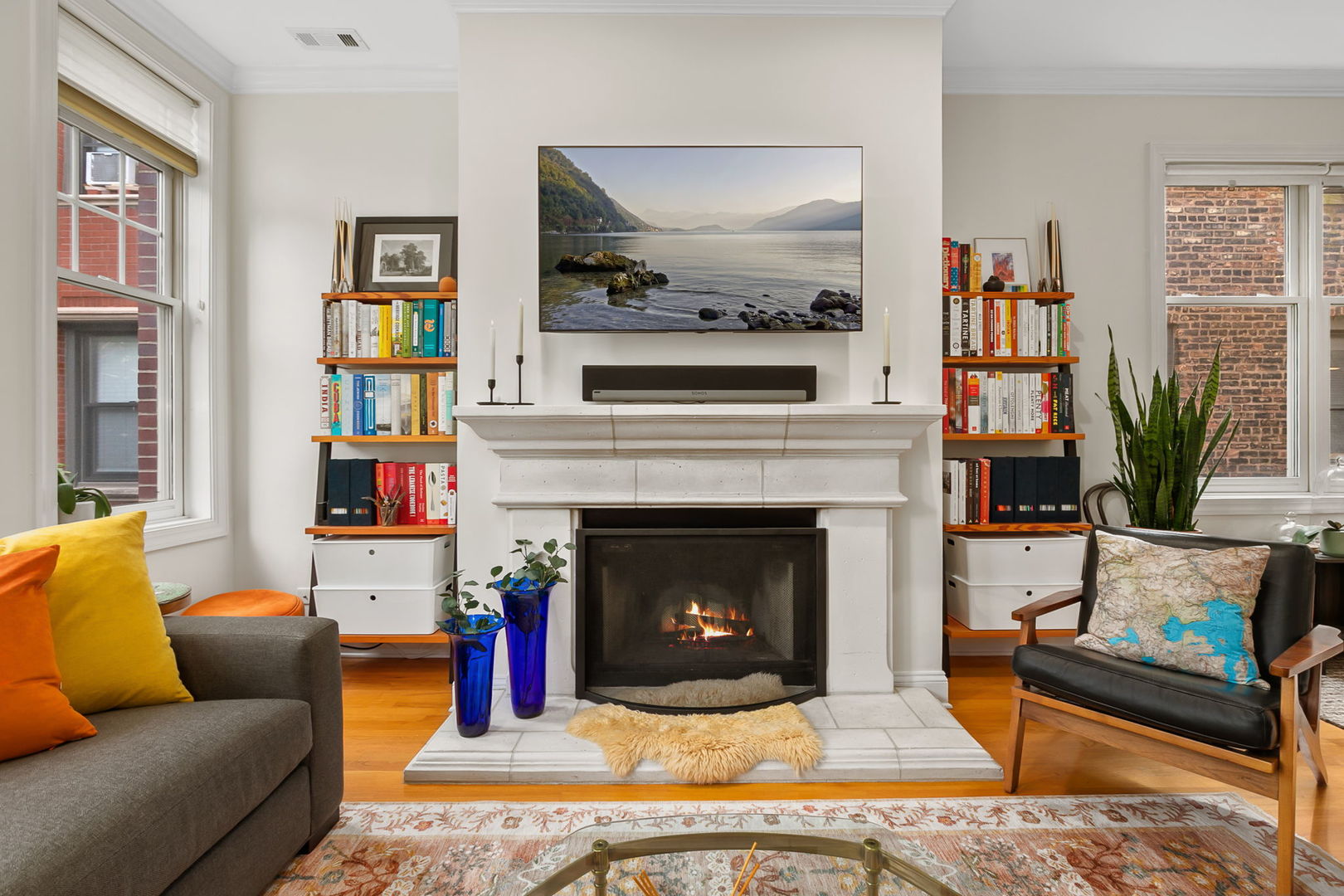 827 W BRADLEY Place Unit: 2E