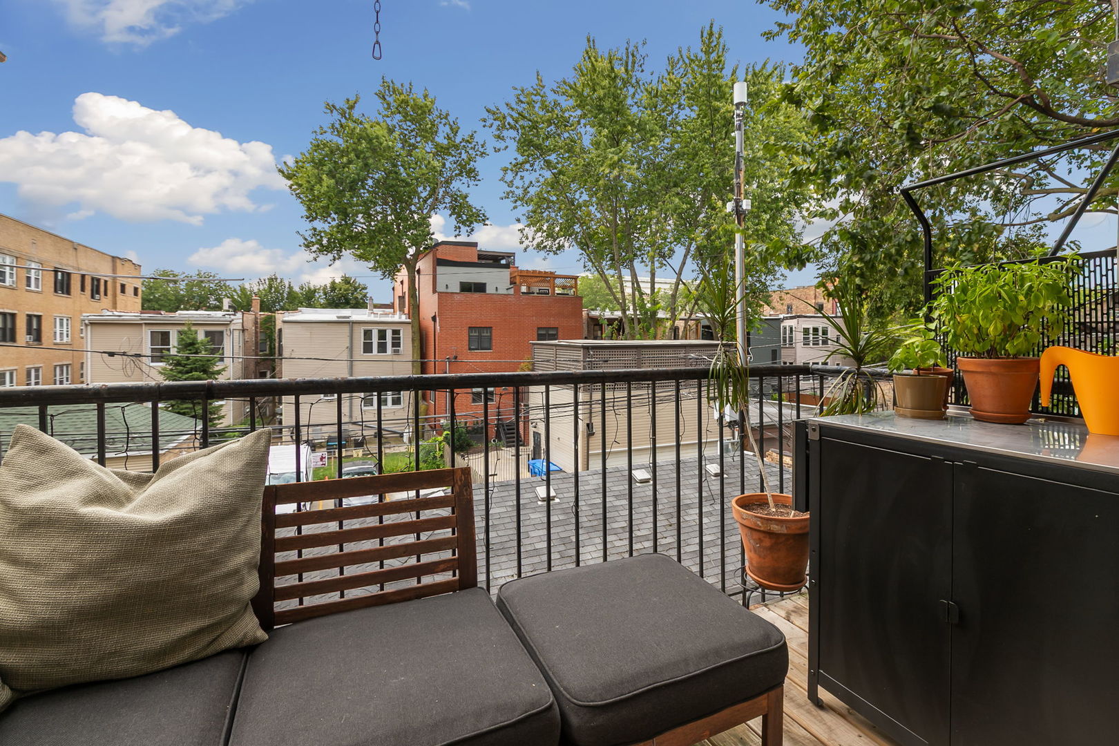 827 W BRADLEY Place Unit: 2E