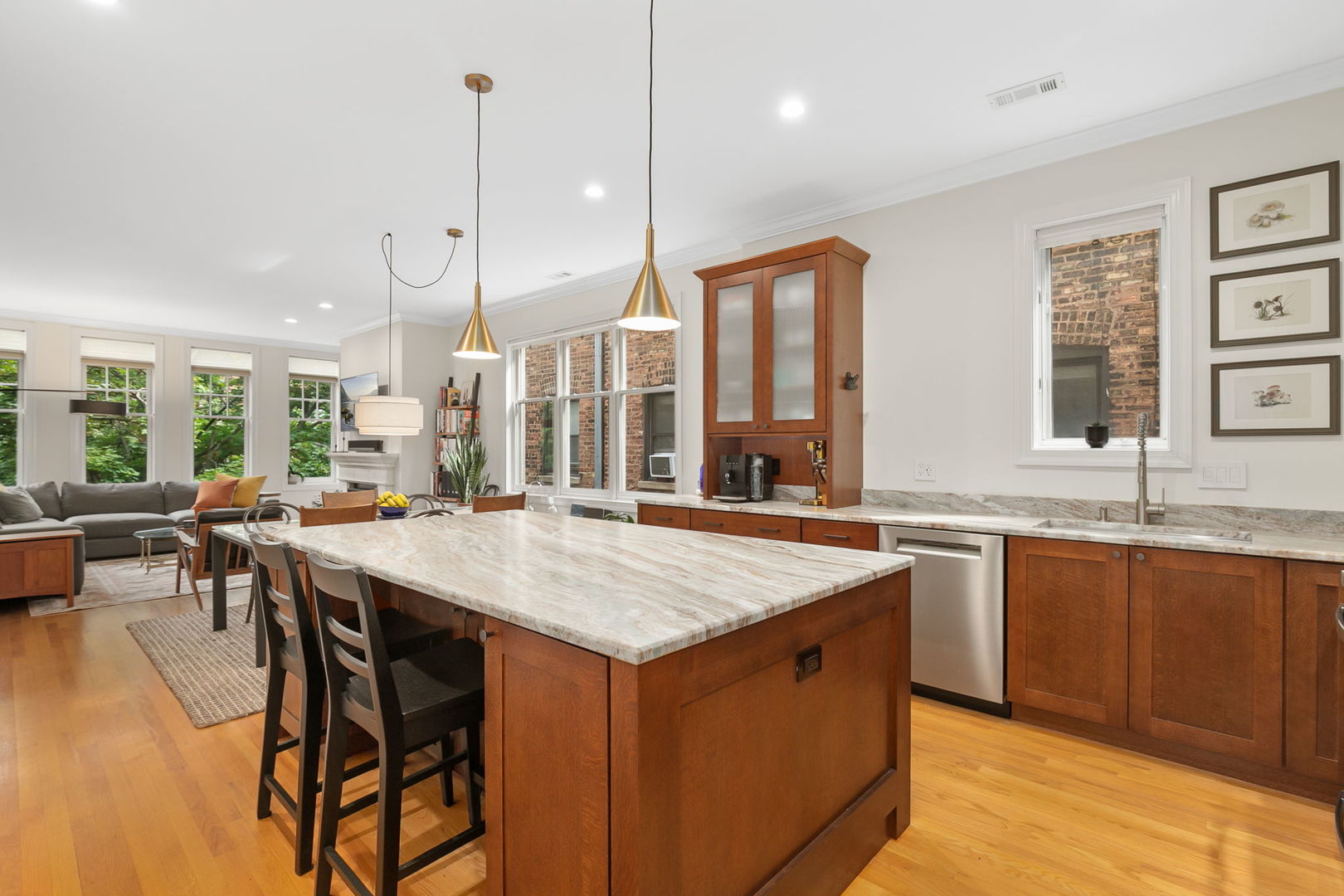 827 W BRADLEY Place Unit: 2E