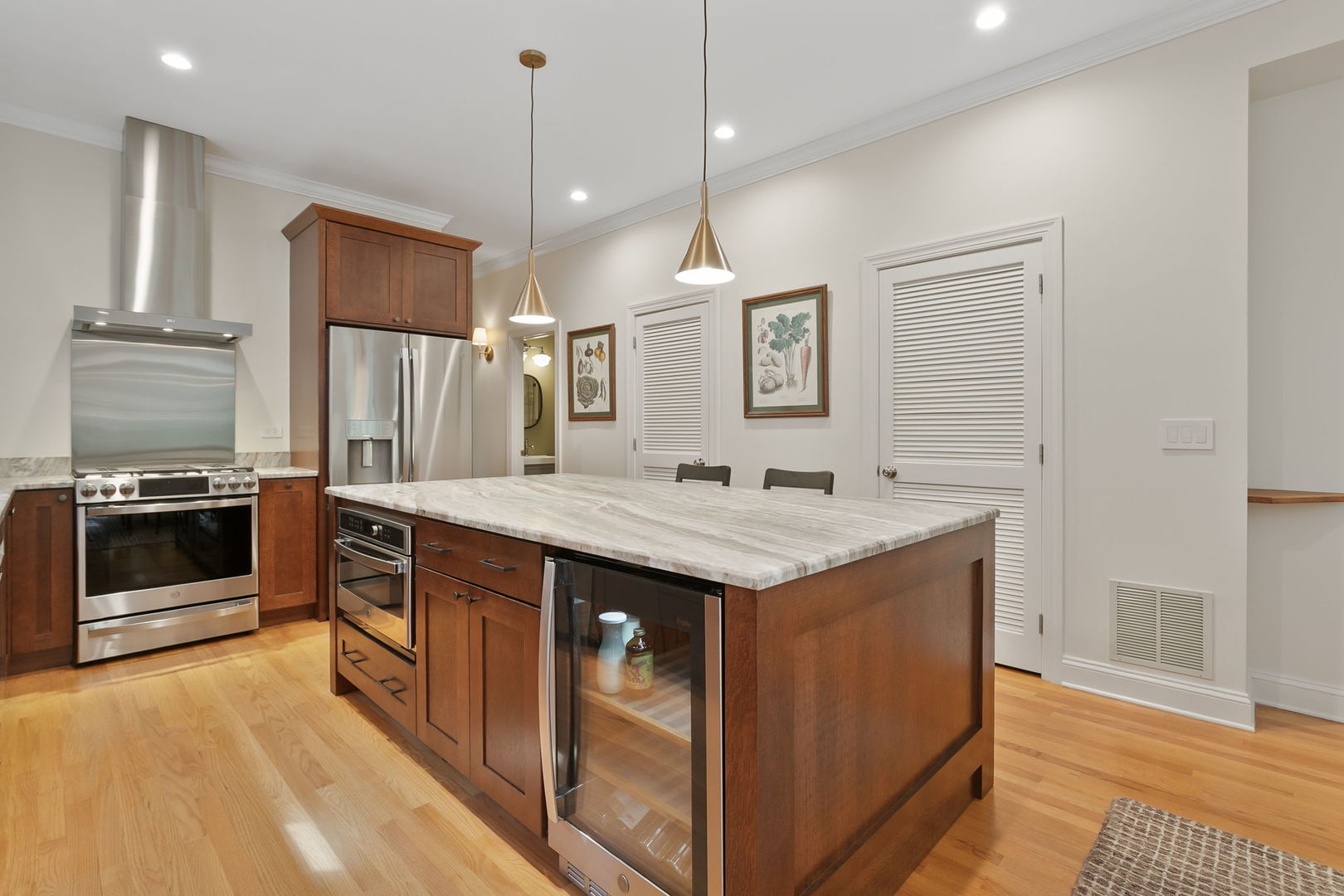 827 W BRADLEY Place Unit: 2E