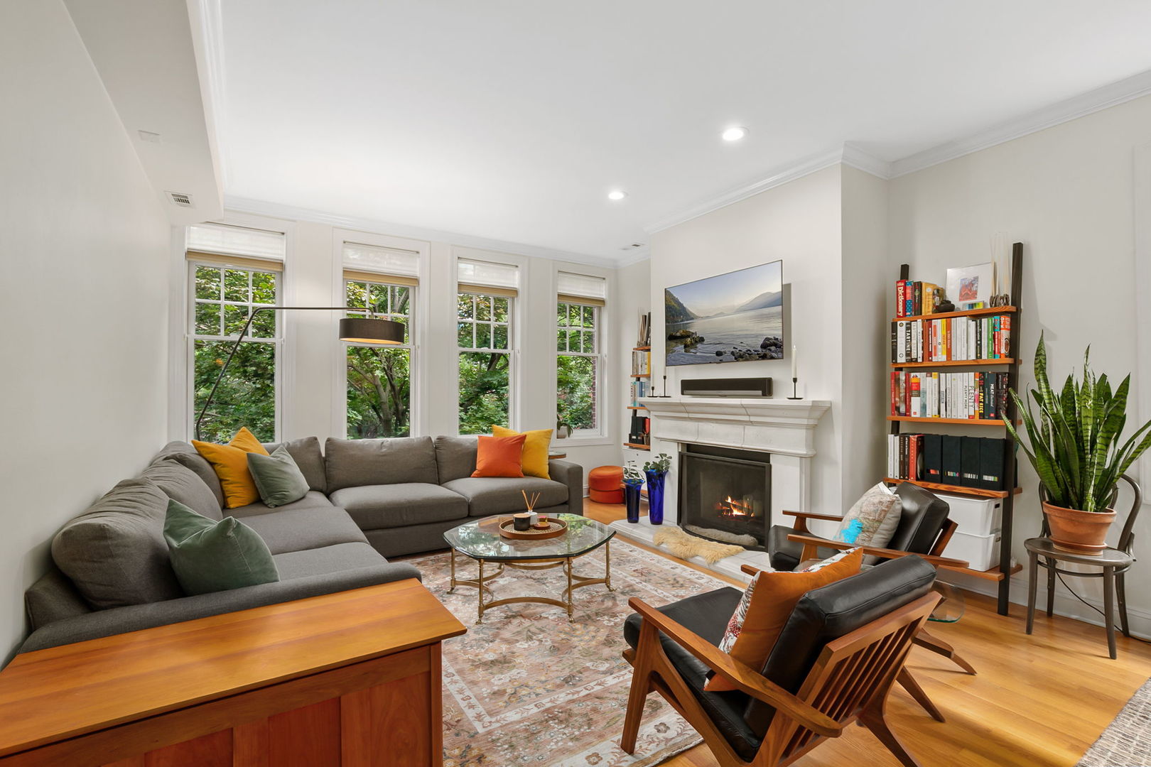 827 W BRADLEY Place Unit: 2E