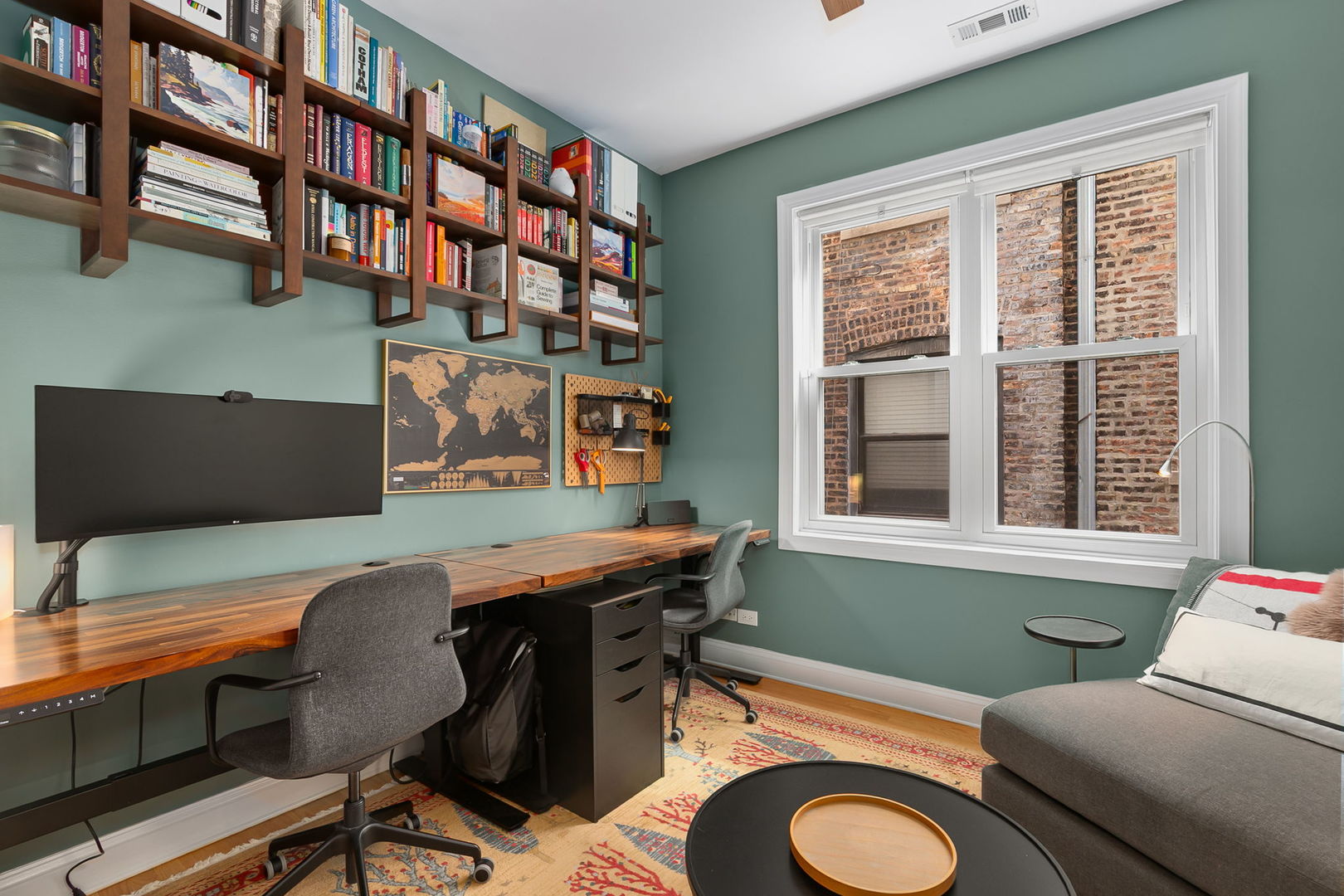 827 W BRADLEY Place Unit: 2E