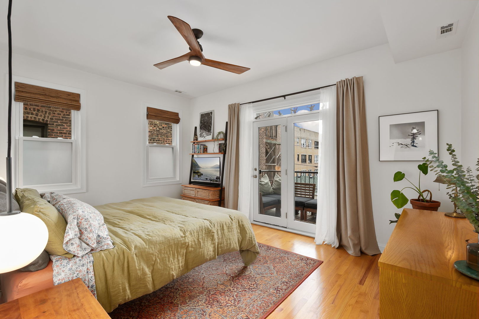 827 W BRADLEY Place Unit: 2E