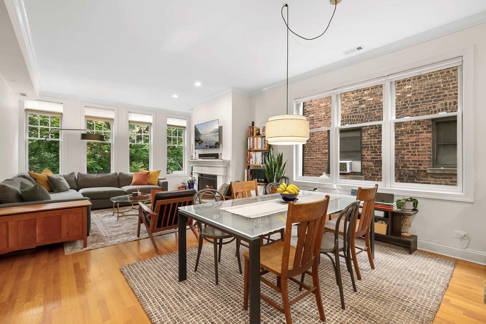 827 W BRADLEY Place Unit: 2E