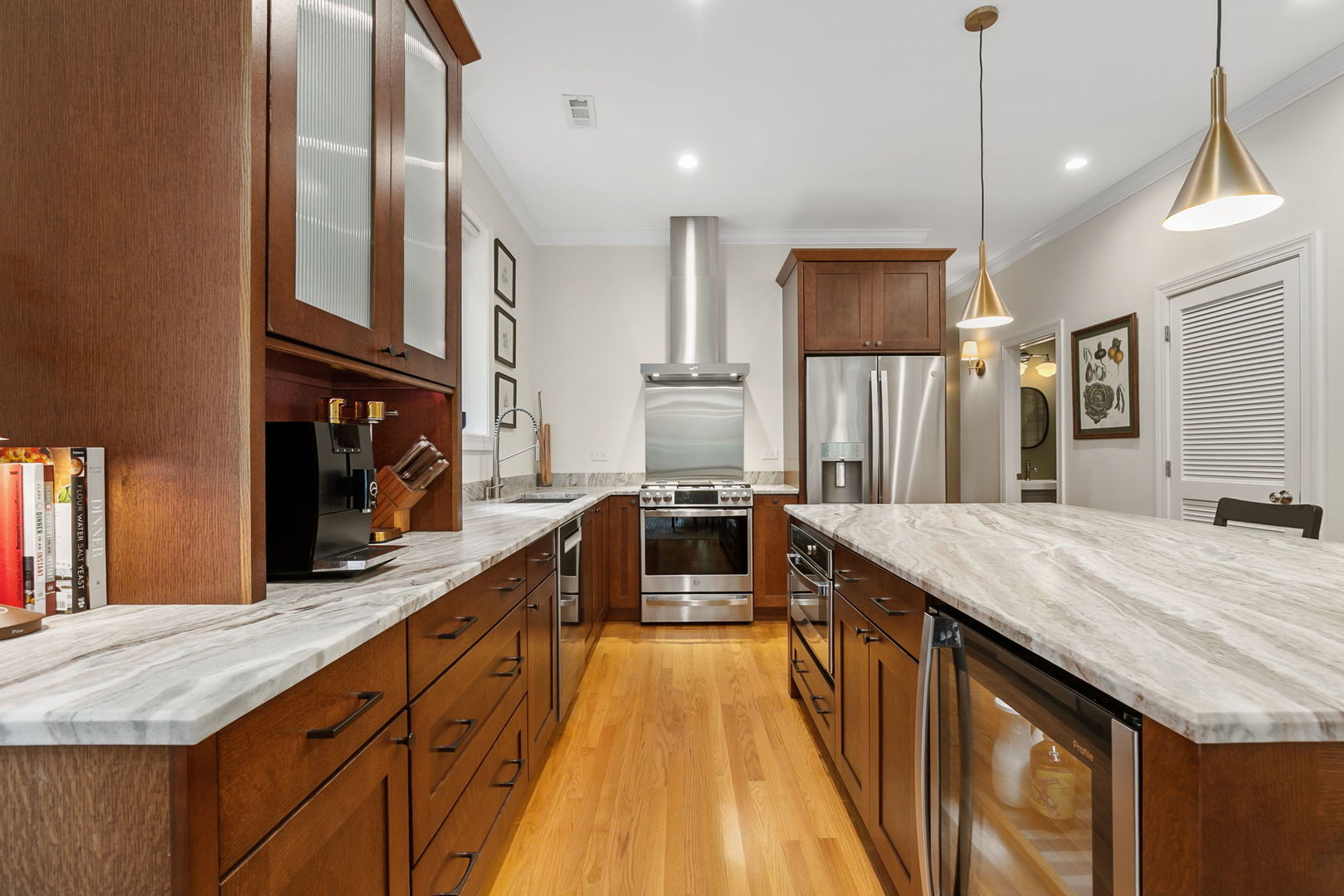 827 W BRADLEY Place Unit: 2E