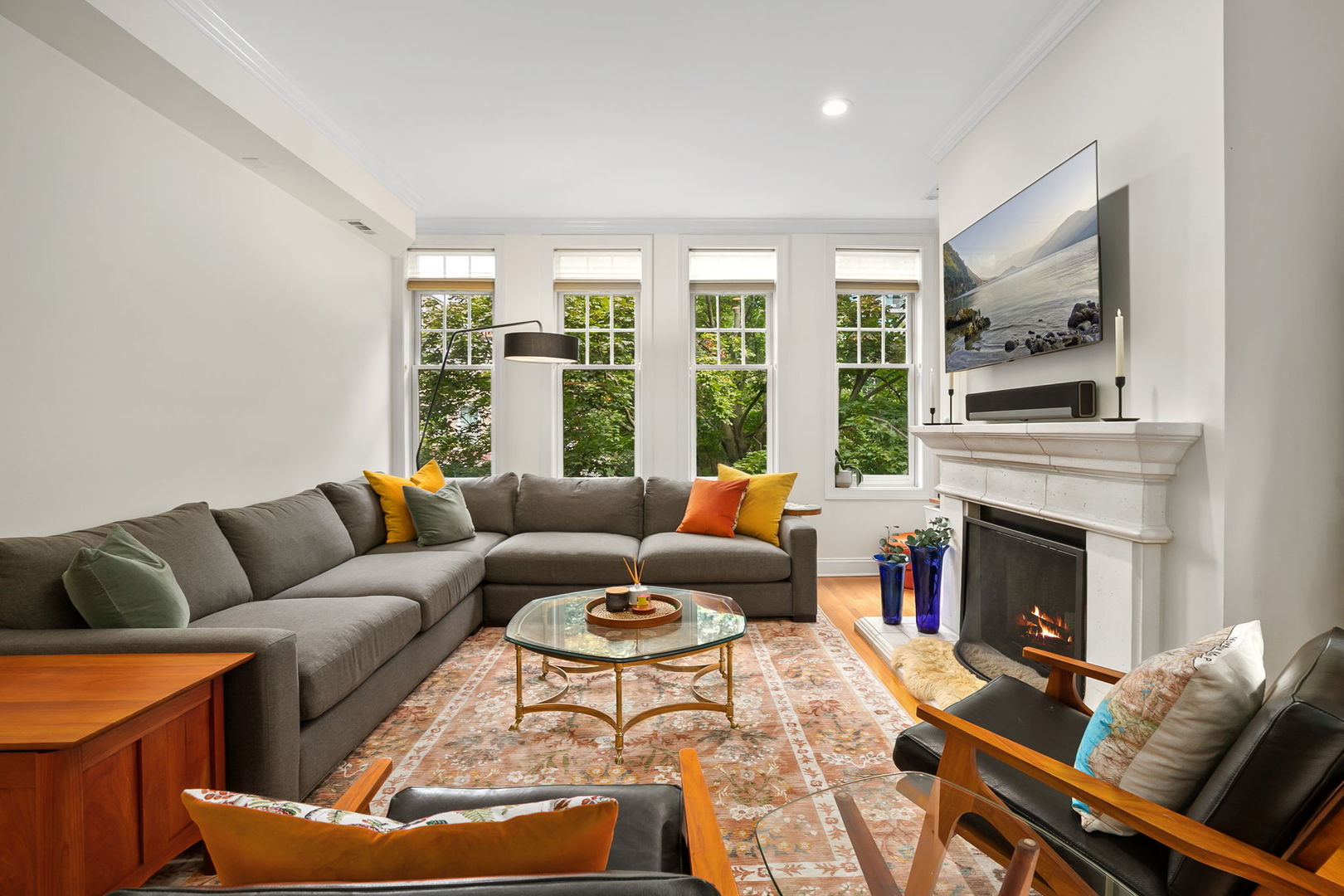 827 W BRADLEY Place Unit: 2E