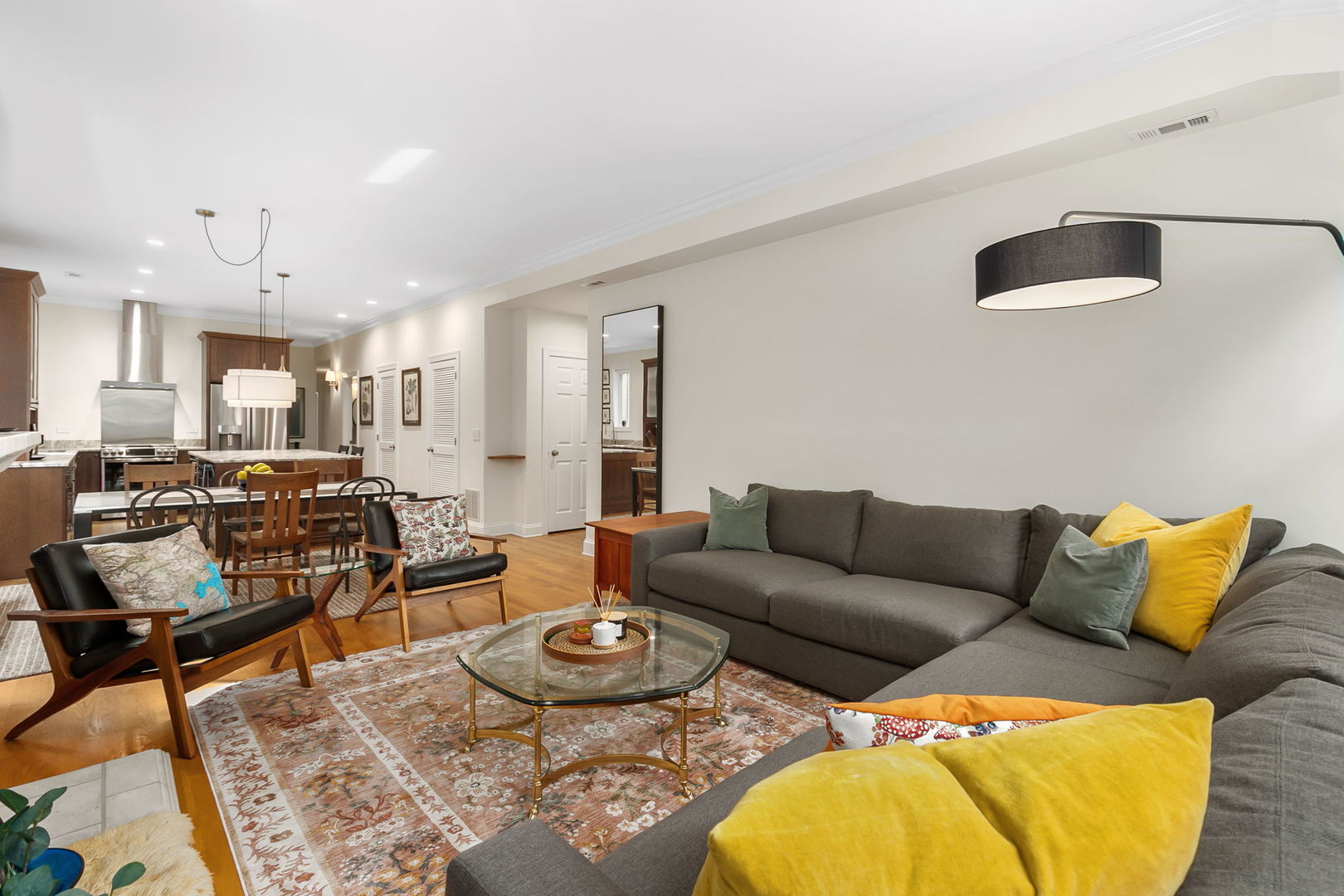 827 W BRADLEY Place Unit: 2E