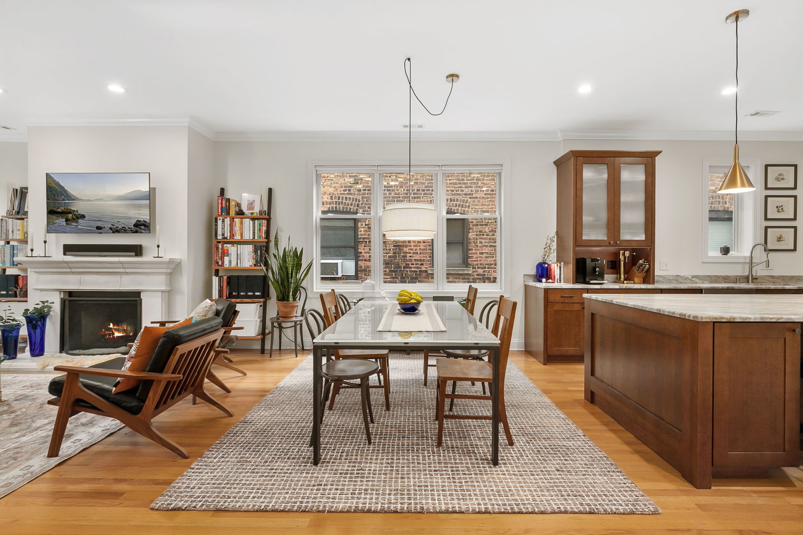 827 W BRADLEY Place Unit: 2E