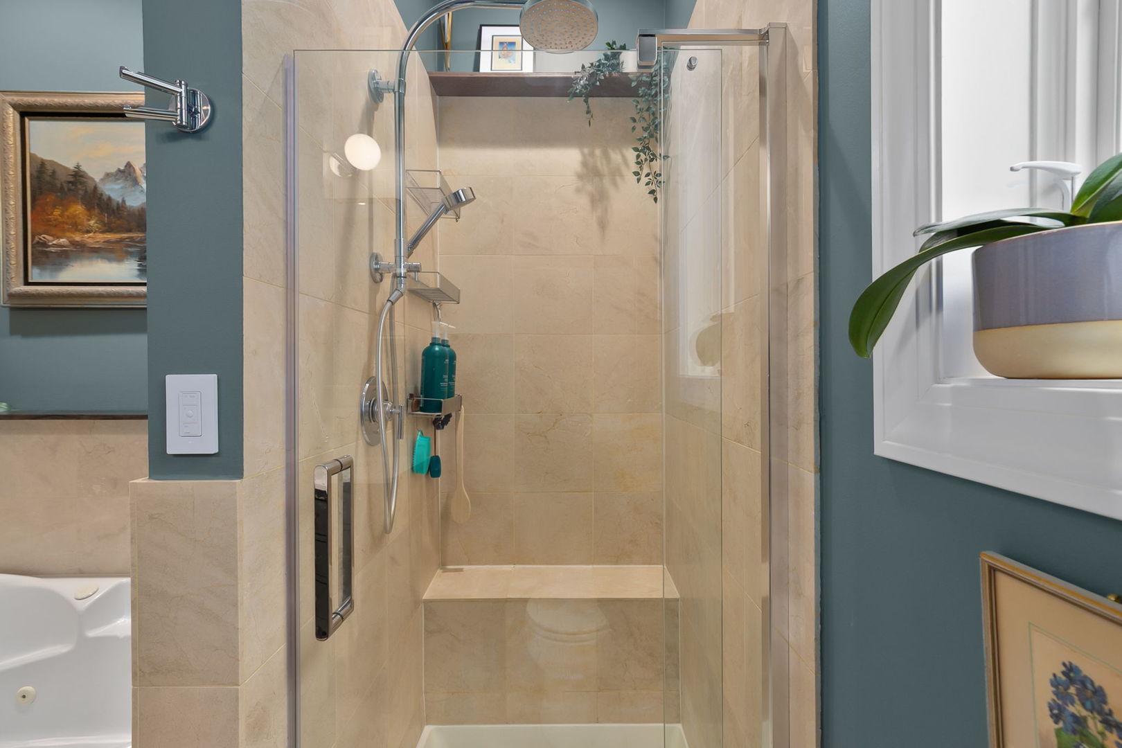 827 W BRADLEY Place Unit: 2E