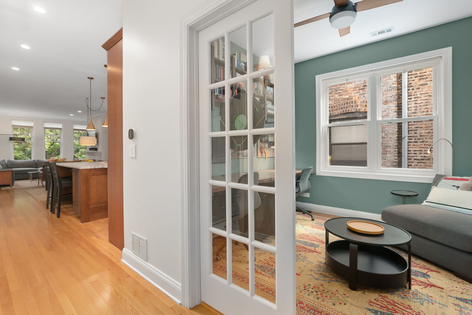 827 W BRADLEY Place Unit: 2E