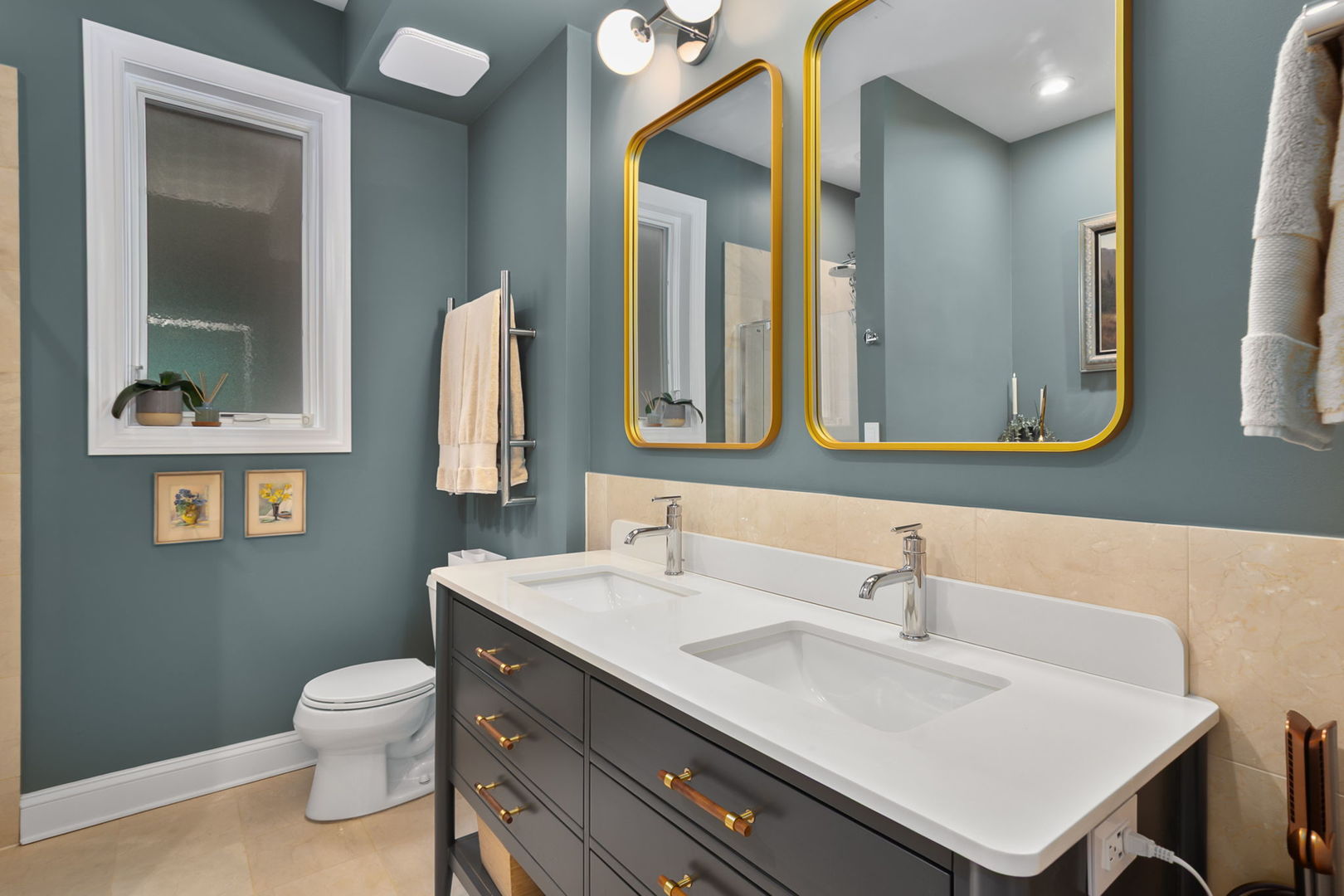 827 W BRADLEY Place Unit: 2E