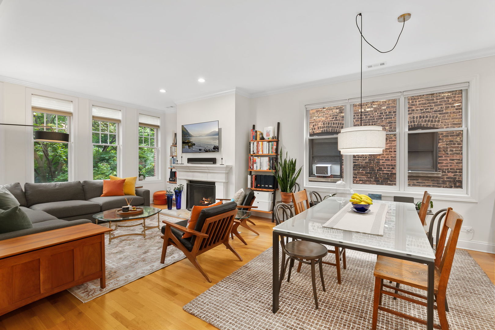 827 W BRADLEY Place Unit: 2E