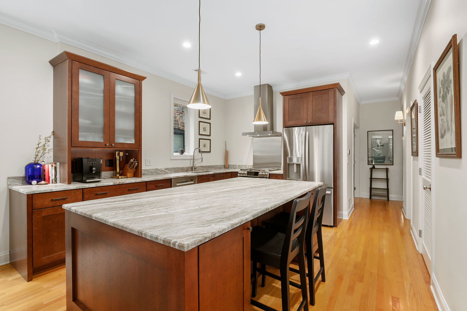 827 W BRADLEY Place Unit: 2E