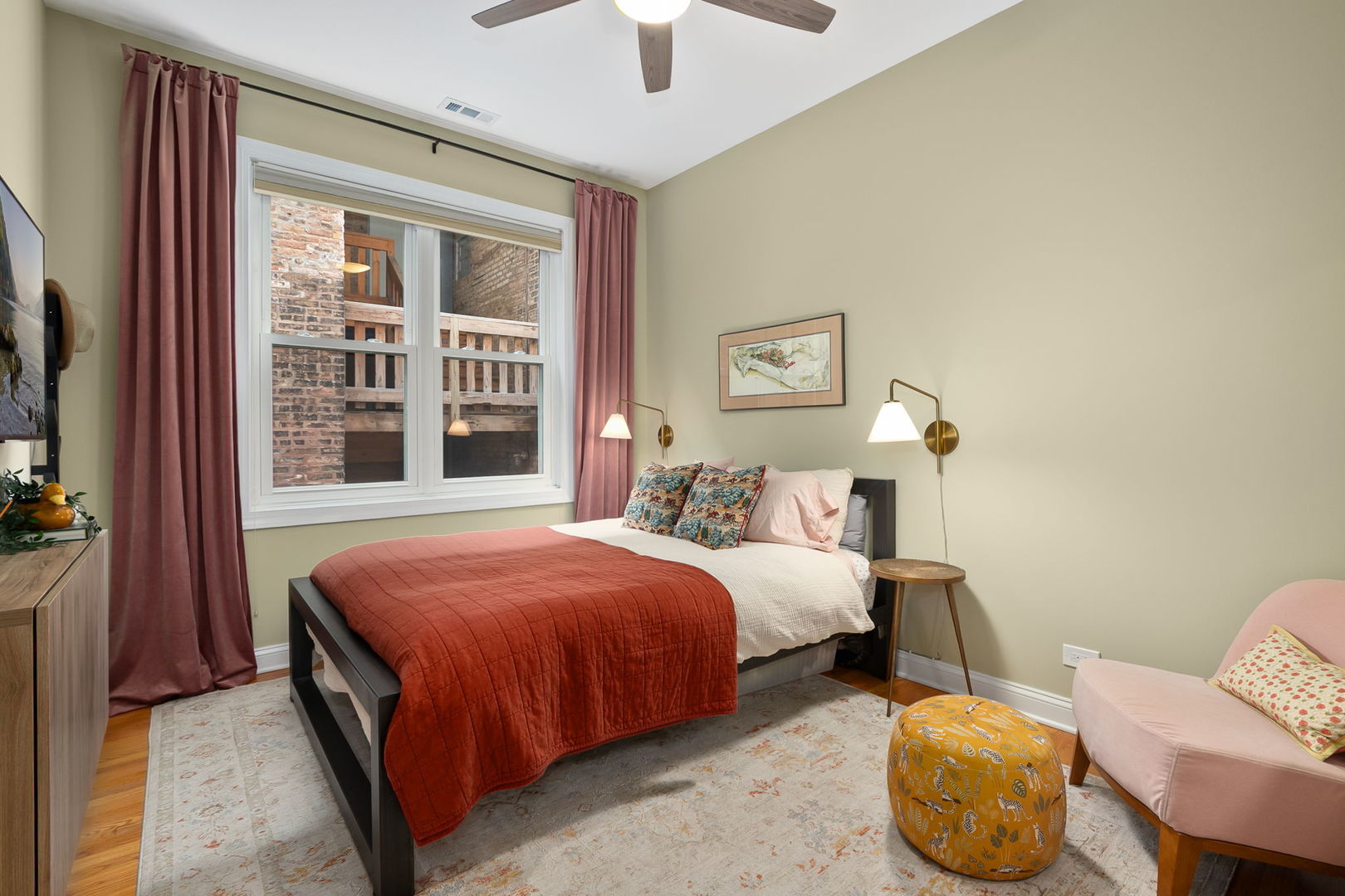 827 W BRADLEY Place Unit: 2E