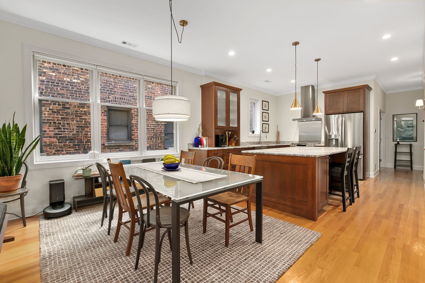 827 W BRADLEY Place Unit: 2E