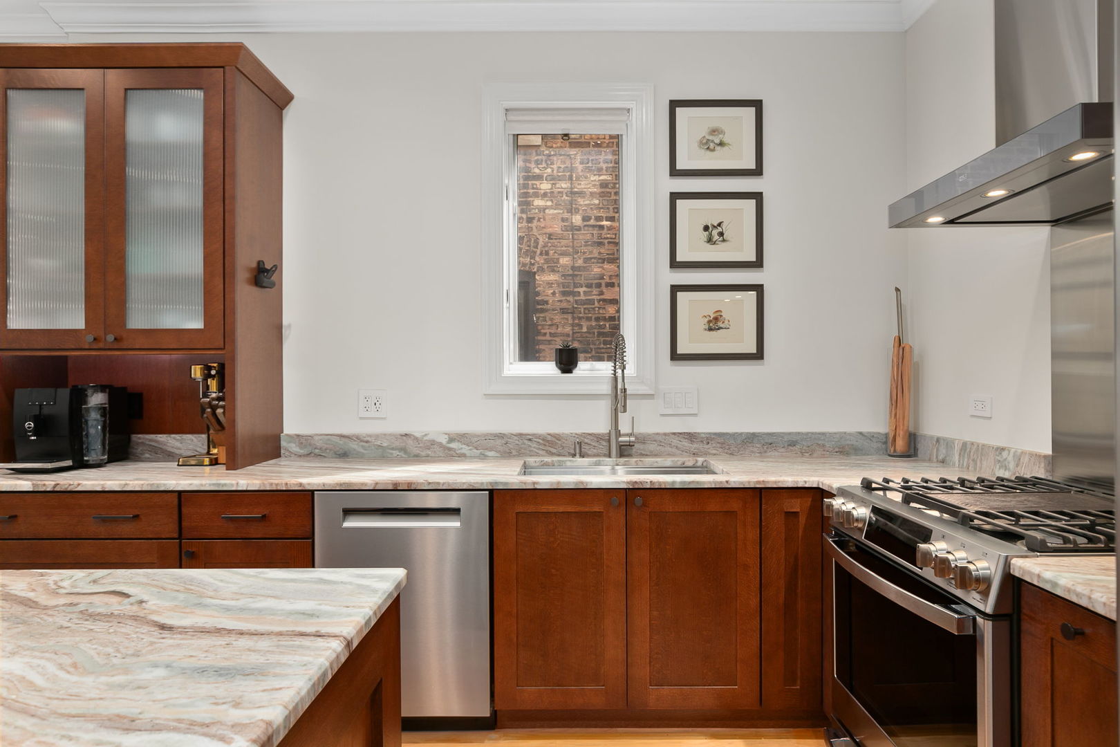 827 W BRADLEY Place Unit: 2E