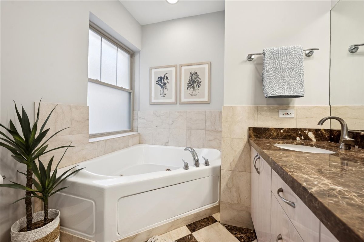 2139 N Kedzie Boulevard Unit: 2