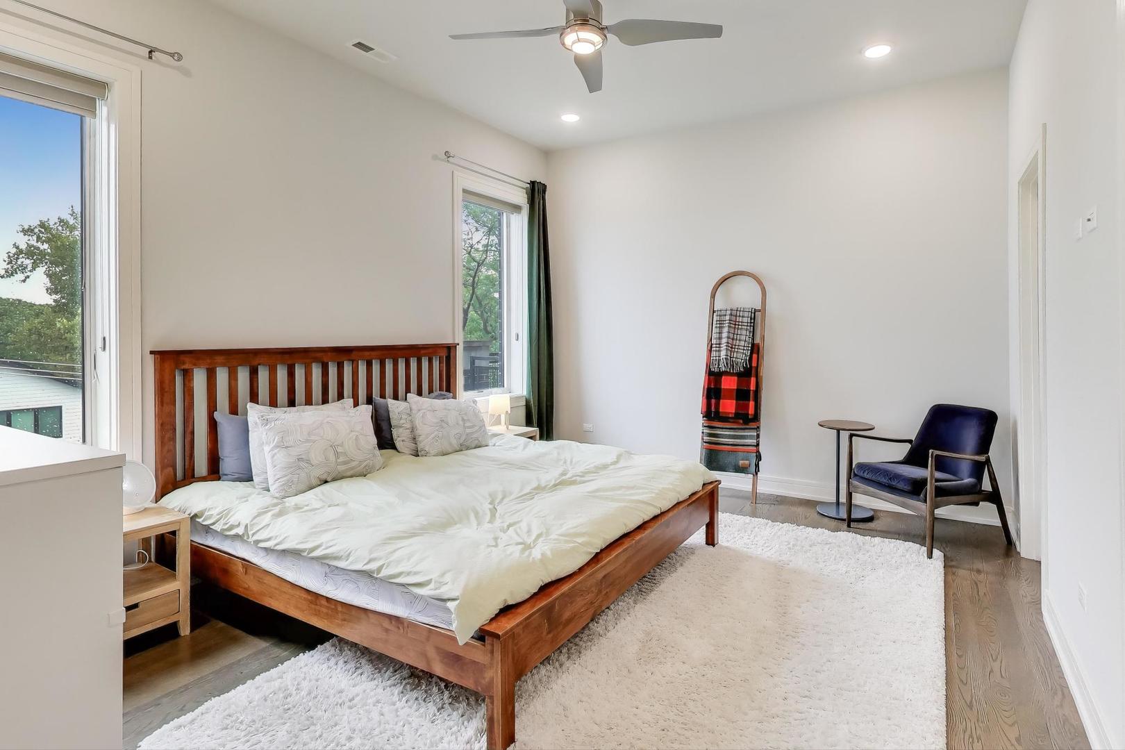 2352 W Winona Street Unit: 3E