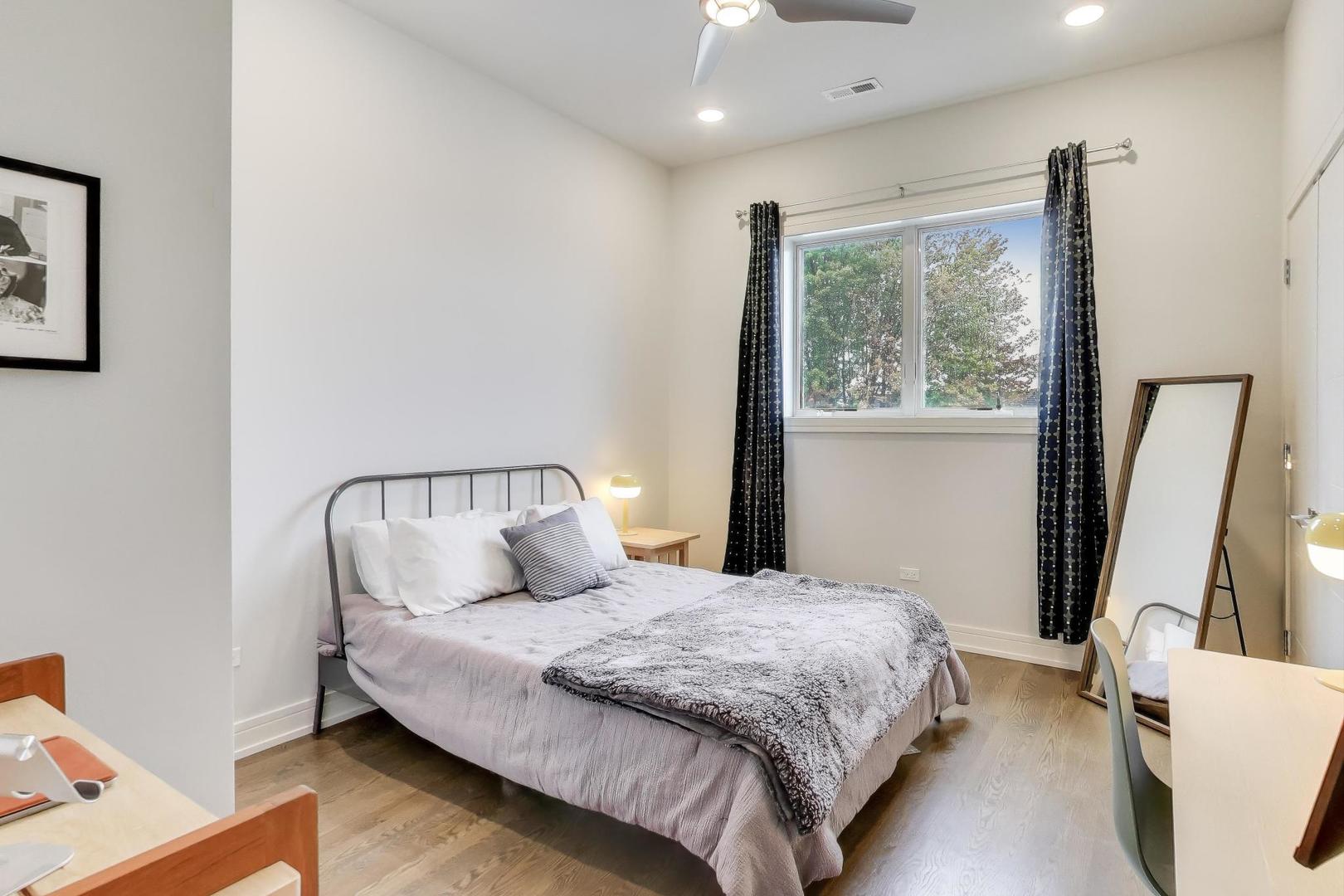 2352 W Winona Street Unit: 3E