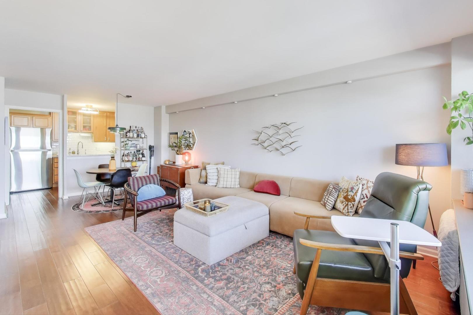 555 W CORNELIA Avenue Unit: 1711