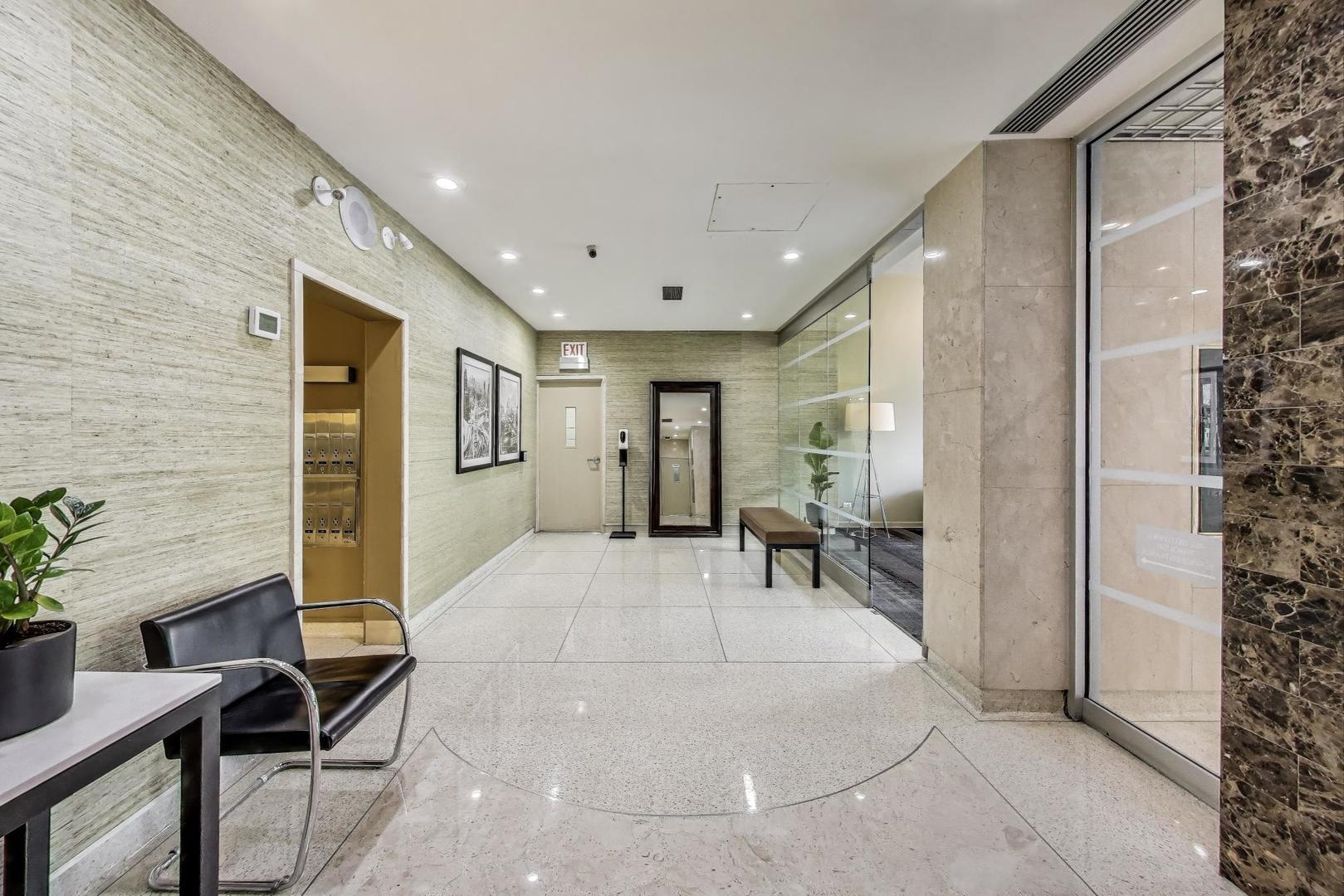 555 W CORNELIA Avenue Unit: 1711