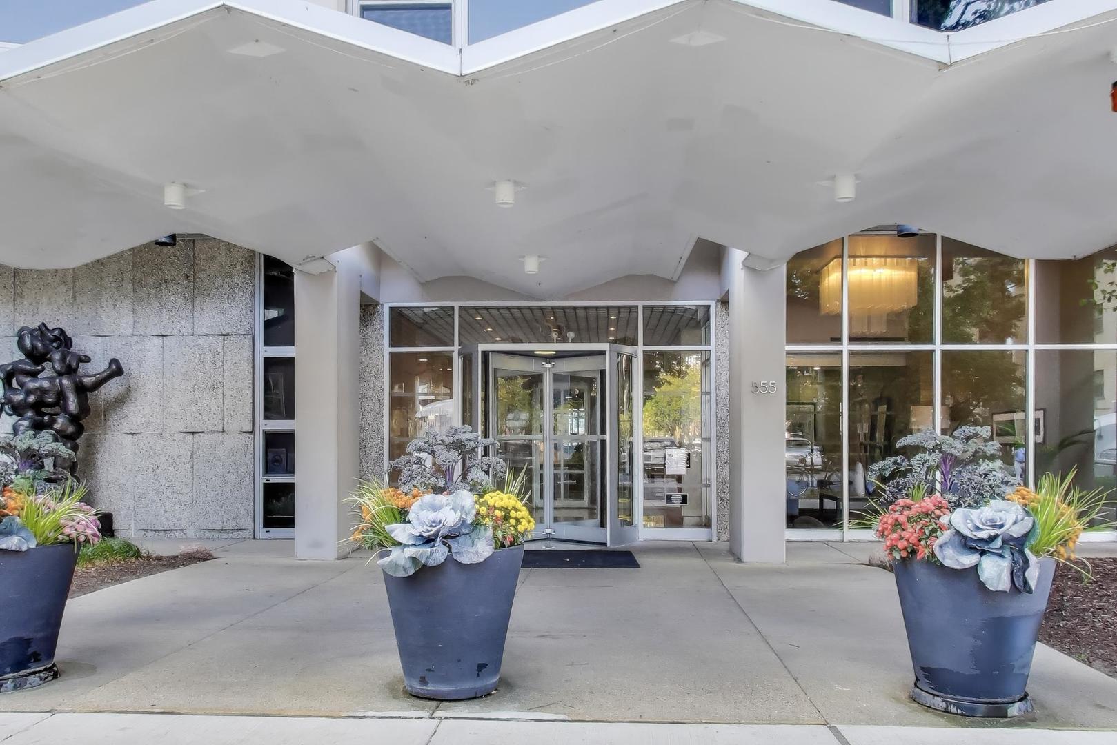 555 W CORNELIA Avenue Unit: 1711