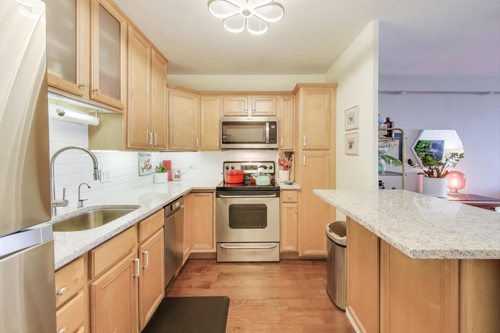 555 W CORNELIA Avenue Unit: 1711