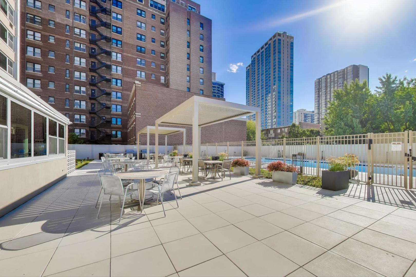 555 W CORNELIA Avenue Unit: 1711