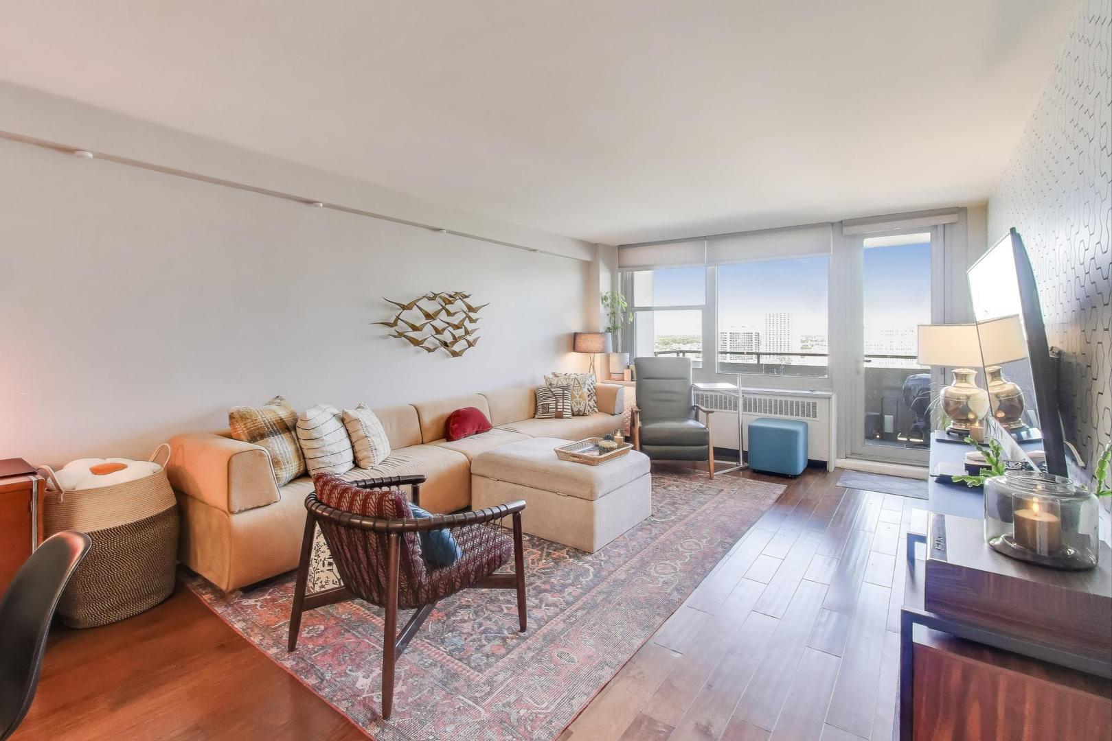 555 W CORNELIA Avenue Unit: 1711