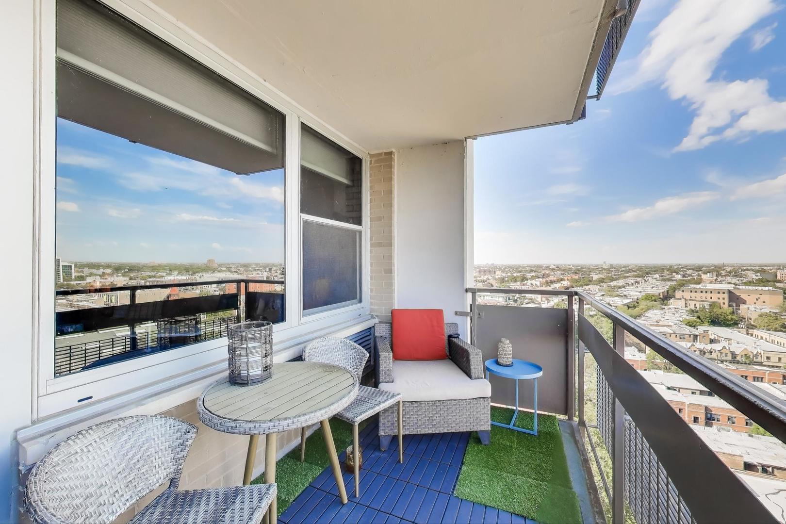 555 W CORNELIA Avenue Unit: 1711