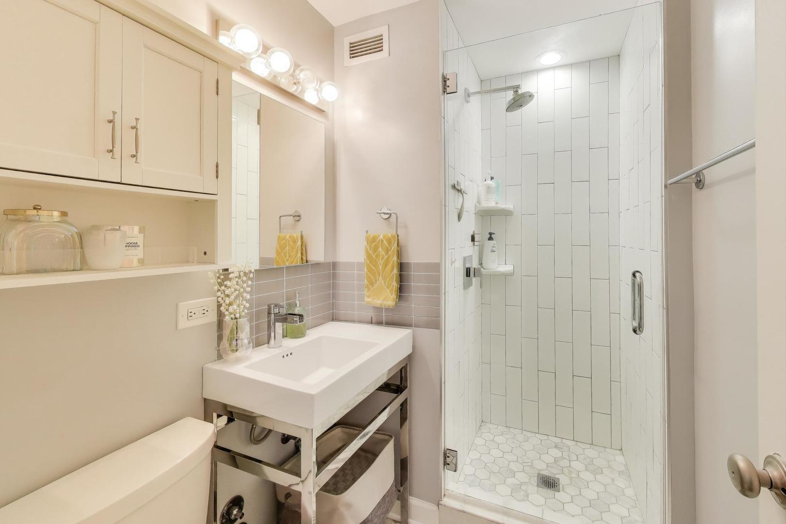 555 W CORNELIA Avenue Unit: 1711