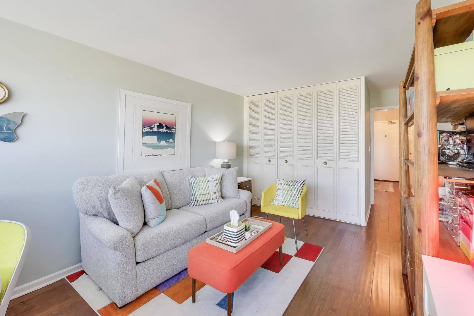 555 W CORNELIA Avenue Unit: 1711