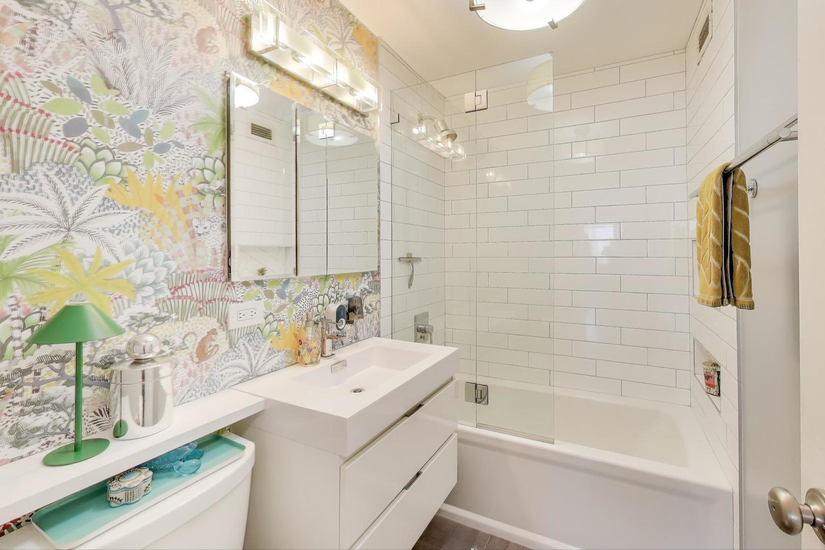 555 W CORNELIA Avenue Unit: 1711